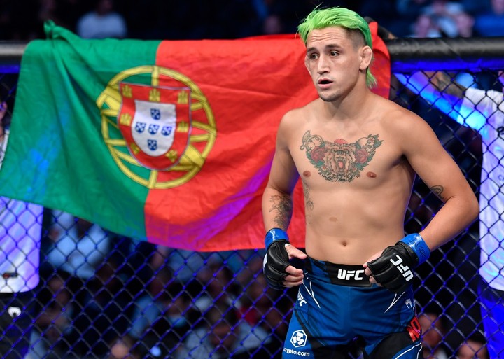 Pri debute inkasoval 230 rán a ostal stáť. Zastavil ho až rozhodca